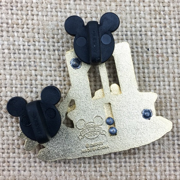 Disney Pirates of the Caribbean Stitch Pulling Goofy out of well Pin