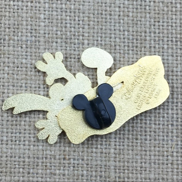 Disneyland Resort Cast Exclusive Mickey Sled Limited Edtiion Disney Pin