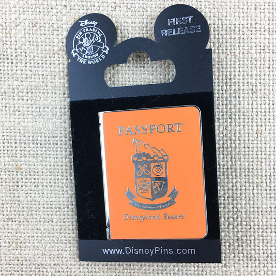 Disney Disneyland GOOFY Hinged Passport First Release Pin