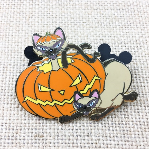 Disney Halloween Lady and the Tramp Si and Am Cat Jack O Lantern Pin