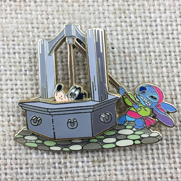 Disney Pirates of the Caribbean Stitch Pulling Goofy out of well Pin